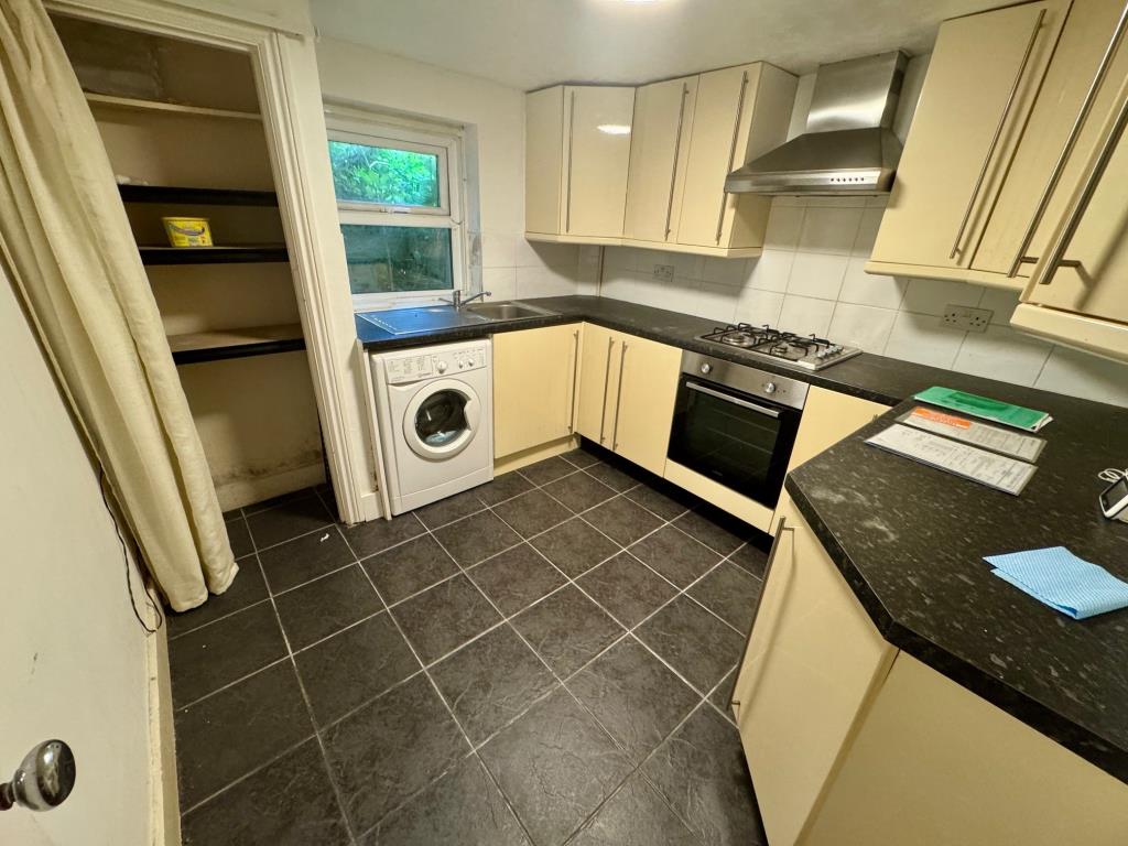 Lot: 182 - SEAFRONT GARDEN FLAT FOR IMPROVEMENT - Kitchen